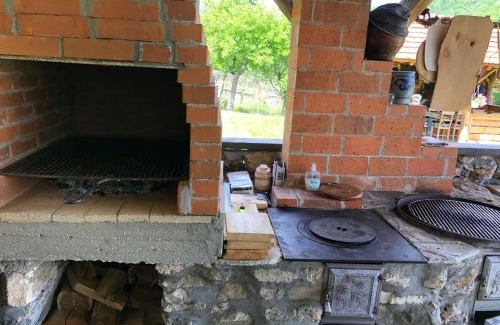 Metes House | Casuta de sub deal