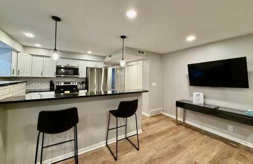 Joslyn Castle Apartment | Cathedral Modern King bed with Washer & Dryer