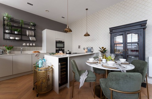 Exeter Apartment | Cathedral Yard - Art deco luxury, city centre