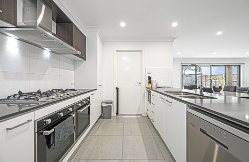 Catherine Field House | Catherine Field Spacious Modern 4Br homen