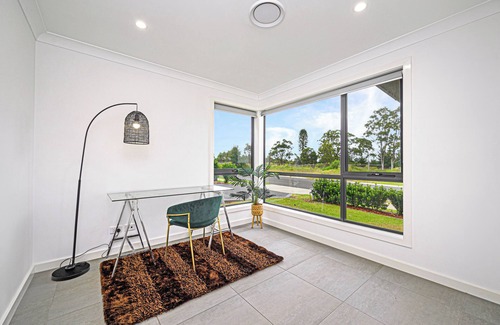 Catherine Field House | Catherine Field Spacious Modern 4Br homen
