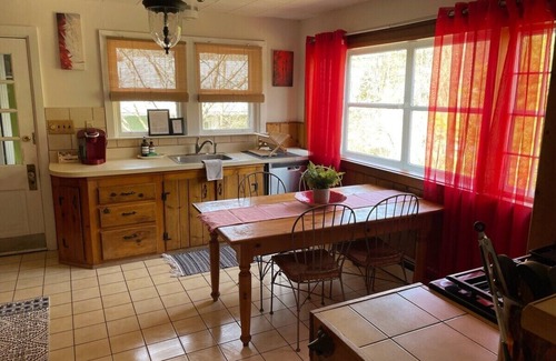 Phoenicia Cabin | Catskills Cabin with Hot Tub near Hiking