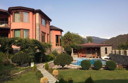 Ananuri Villa | Caucasian Heaven