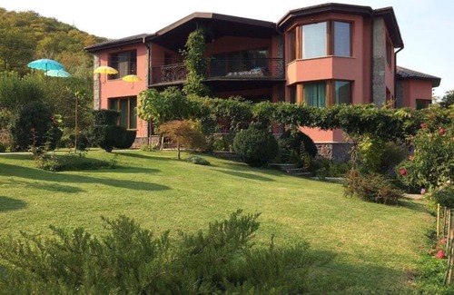Ananuri Villa | Caucasian Heaven