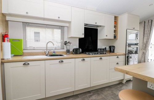 Cayton Bay Cottage | CAYTON PINES, pet friendly, character holiday cottage in Scarborough