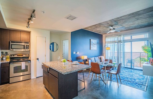 Evans Churchill Apartment | CDT PHX Apt| Pool, Gym, Balcony + Parking + W/D