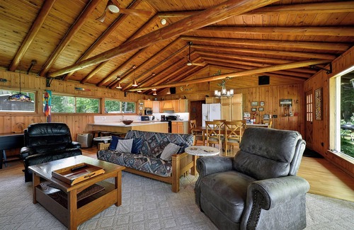 Ingalls Cabin | Cedar Cabin on the Bay: Your Fall Getaway for Stunning Views and Cozy Vibes!