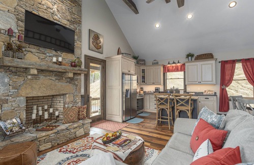 Waynesville House | Cedar Cliff Cabin at Rivers Edge Rentals. Luxurious reclaimed 125 year old cabin