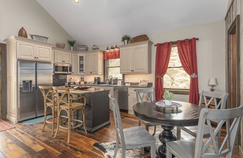 Waynesville House | Cedar Cliff Cabin at Rivers Edge Rentals. Luxurious reclaimed 125 year old cabin