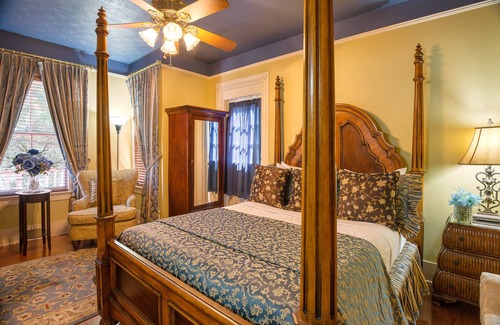 Downtown Historic District Bed & Breakfast | Cedar House Inn