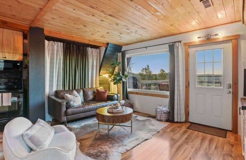 Evergreen Ski Chalet | Cedar Mountain Lodge | Hot Tub, Views & Wildlife