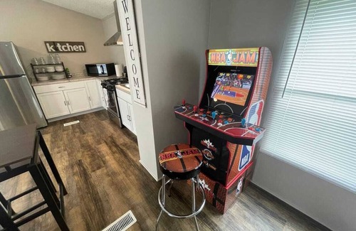 Norwalk House | Cedar Point, Summit Race, Kalahari King Bed with Pop A shot Arcade game
