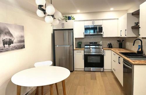 Victoria Apartment | Cedar & Sage Suite - Kitchen & Comfort
