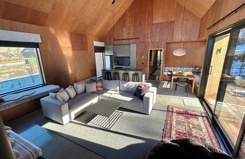 Castle Hill House | Cedarwood Retreat - Castle Hill Holiday Home