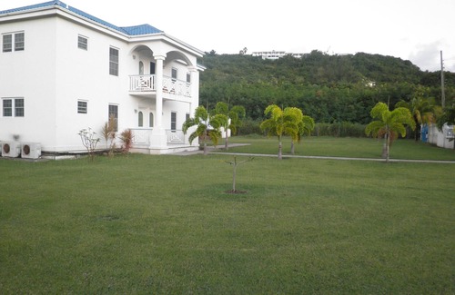 Cliftons Villa | CELEBRITY VILLA: Romantic, Private Pool, 5 Minutes to beach