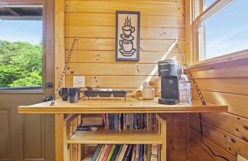 Baxter House | Center Hill Lake Cabin w/Deck & Fire Pit
