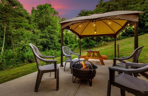 Baxter House | Center Hill Lake Cabin w/Deck & Fire Pit