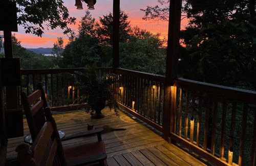 Silver Point Cabin | CENTER HILL XL CABIN min to I-40 Lake views all year walkable Hurricane Marina
