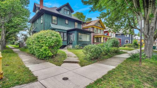 Rochester House | Center to all of Rochester's entertainment - 5 bedroom home