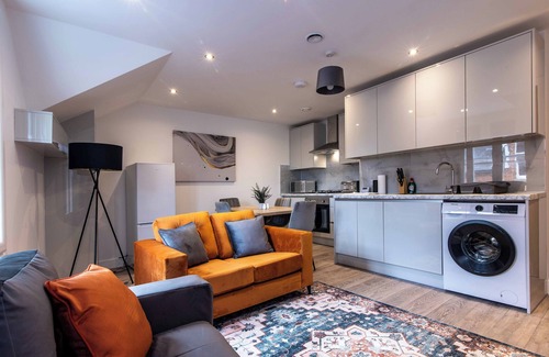 Basingstoke Apartment | Central 2 Bed Apt - Shops, Dining & Trains Nearby