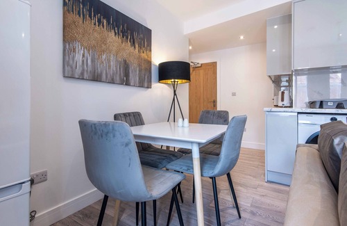 Basingstoke Apartment | Central 2BR Apt Basingstoke Near Shops & Transport