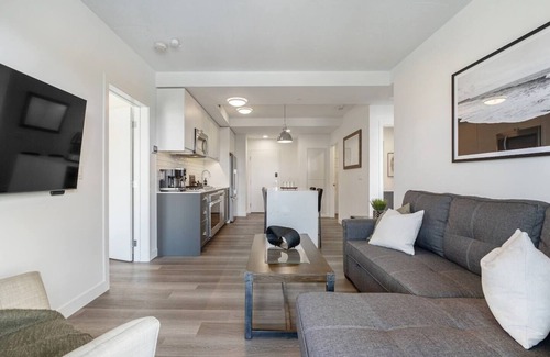 Hillhurst Condo | Central 2BR in Kensington w/Parking + AC
