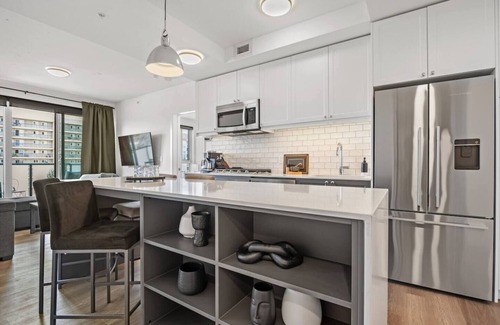 Hillhurst Condo | Central 2BR in Kensington w/Parking + AC
