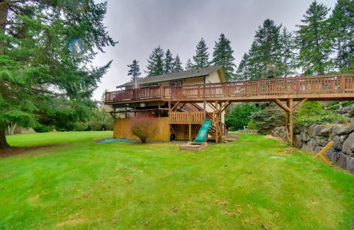 Rollingbay House | Central 4-Acre Cottage with Deck Walk to Bay!