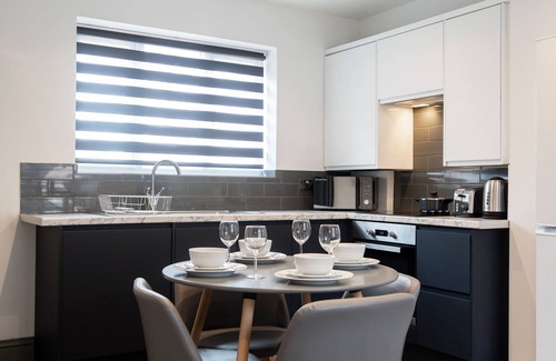 Ashford House | Central 4 Bedroom House close to town and station
