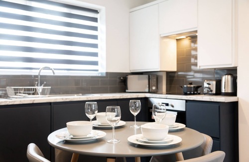 Ashford House | Central 4 Bedroom House close to town and station