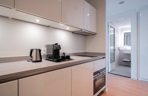 Zuidas Hotel | Central and Modern Hotel with Full Kitchen, Near to Leidseplein and Moco Museum!