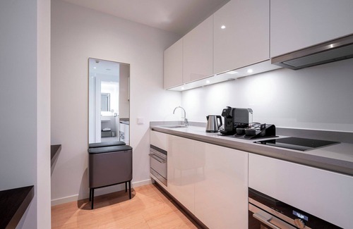 Zuidas Hotel | Central and Modern Hotel with Full Kitchen, Near to Leidseplein and Moco Museum!