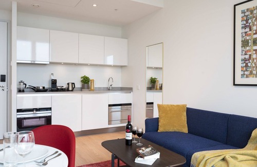 Zuidas Hotel | Central and Modern Hotel with Full Kitchen, Near to Leidseplein and Moco Museum!