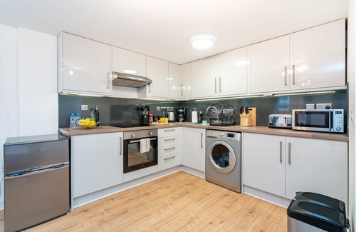 Andover Apartment | Central Apartment, 4k 55” Smart TV + Netflix + Amazon Prime TV, Super King Bed