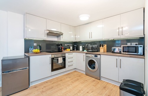 Andover Apartment | Central Apartment with 55 ' Smart TV, Netflix, Amazon Prime TV, Super King Bed