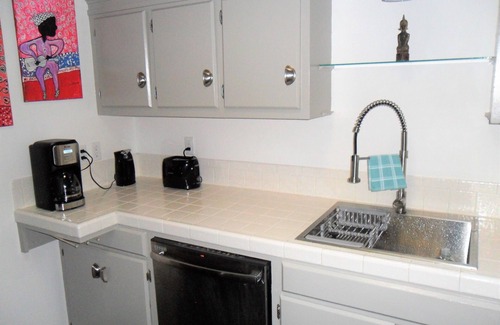 Central Business District Apartment | Central art and eclectic B