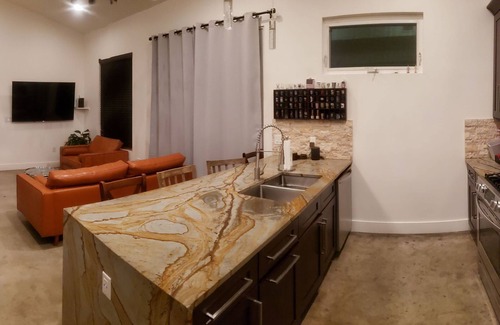 MLK House | Central Austin Private Modern 1BR 1.5BA Home w/Balcony, Full kitchen, W/D, WiFi