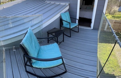 MLK House | Central Austin Private Modern 1BR 1.5BA Home w/Balcony, Full kitchen, W/D, WiFi
