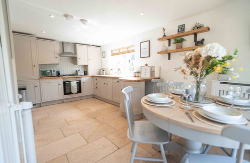 Bourton-on-the-Water Cottage | Central Bourton - Sleeps 6 - Parking