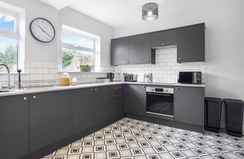 Castleford House | Central Castleford 4 Bed House - Free Parking