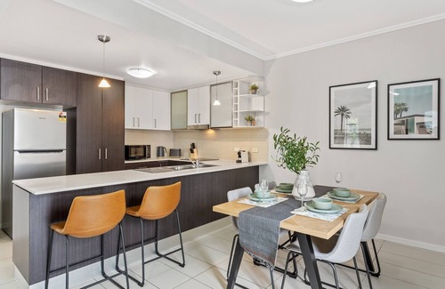 Kelvin Grove Apartment | Central Cosy 2-Bed with Pool and near QUT & CBD