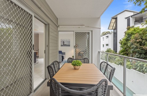 Kelvin Grove Apartment | Central Cosy 2-Bed with Pool and near QUT & CBD