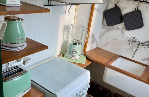 Dergano Apartment | Central Cozy Green Studio, Steps from Dergano Metro