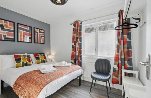 Queens Quarter Apartment | Central flat 4 bedroom, 2 bathroom, 2x parking - StayByNumbers