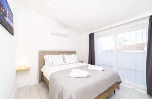 Eski Lara Apartment | Central Flat with Terrace in Muratpasa