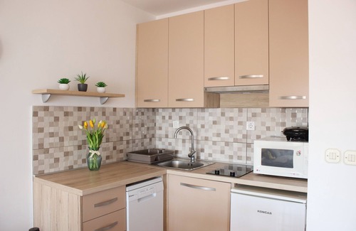 Necujam Apartment | Central Gem: Sea-View Hideaway + Parking