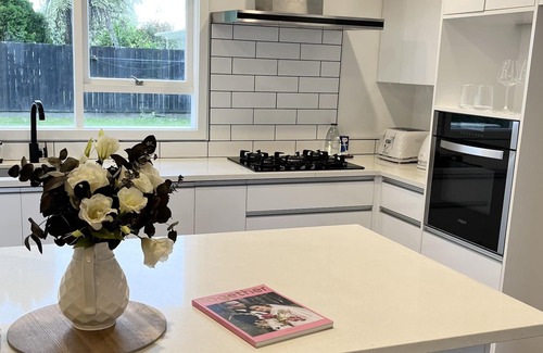 Hamilton North House | CENTRAL HAMILTON HOME - Near beautiful river walks - Family Friendly