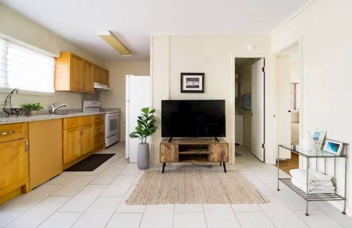 Makiki Condo | Central HNL Condo, Bike-Bus Friendly, Pet-Friendly!