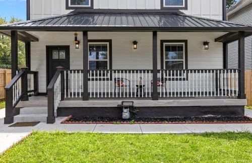 Windsor Park House | Central Indy 5BD - Pingpong - Outdoor Movie - BBQ