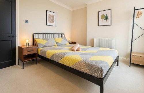 Grangetown Apartment | Central King Apartment with view of River